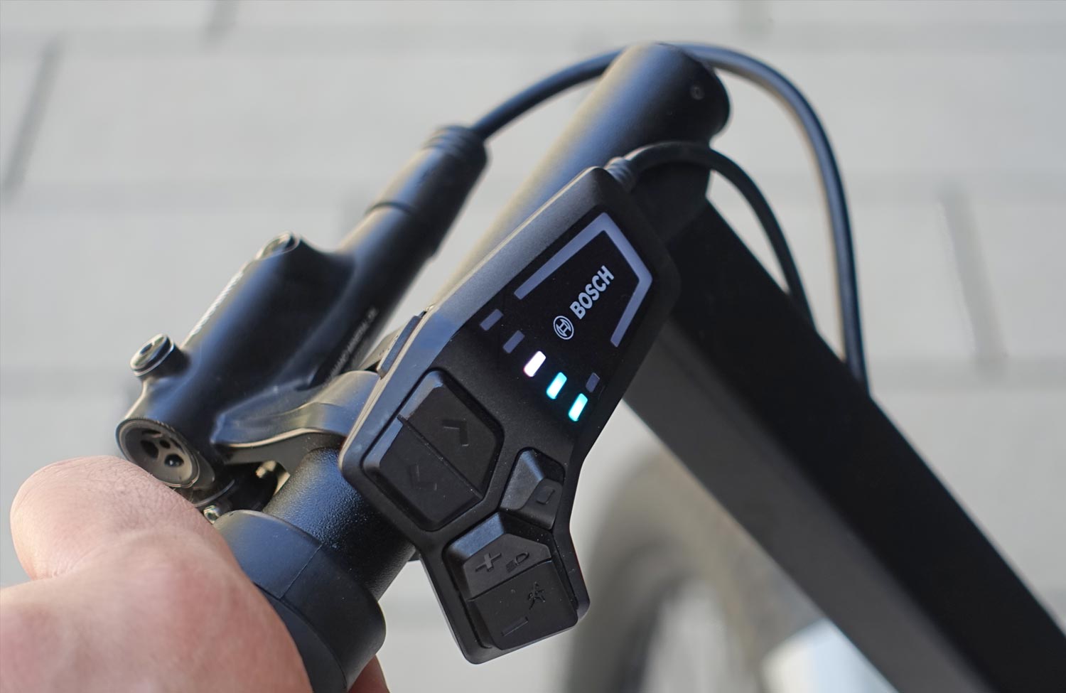 Moustache Lundi 27.6 test: a timeless classic with modern features 4 Moustache Lundi 27 Test Review Bosch LED Remote