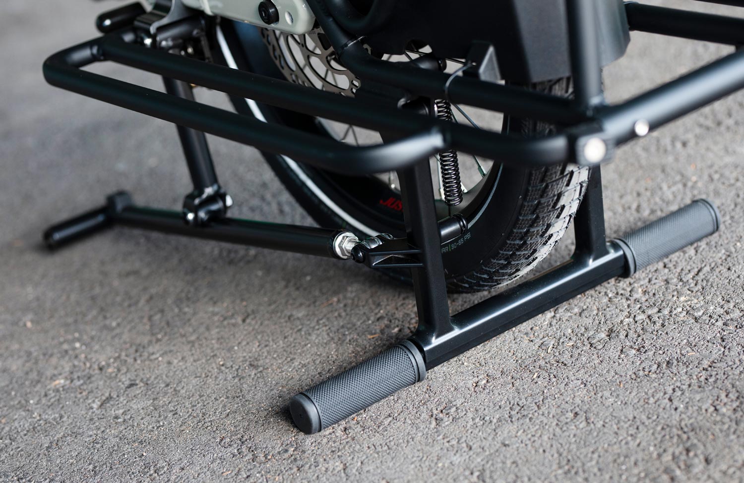 Das neue Moustache Lundi 20 Cargo: Kompaktes Lastenrad, große Möglichkeiten 5 Moustache Lundi Cargo 20 2025 Lastenrad Cargobike Staender