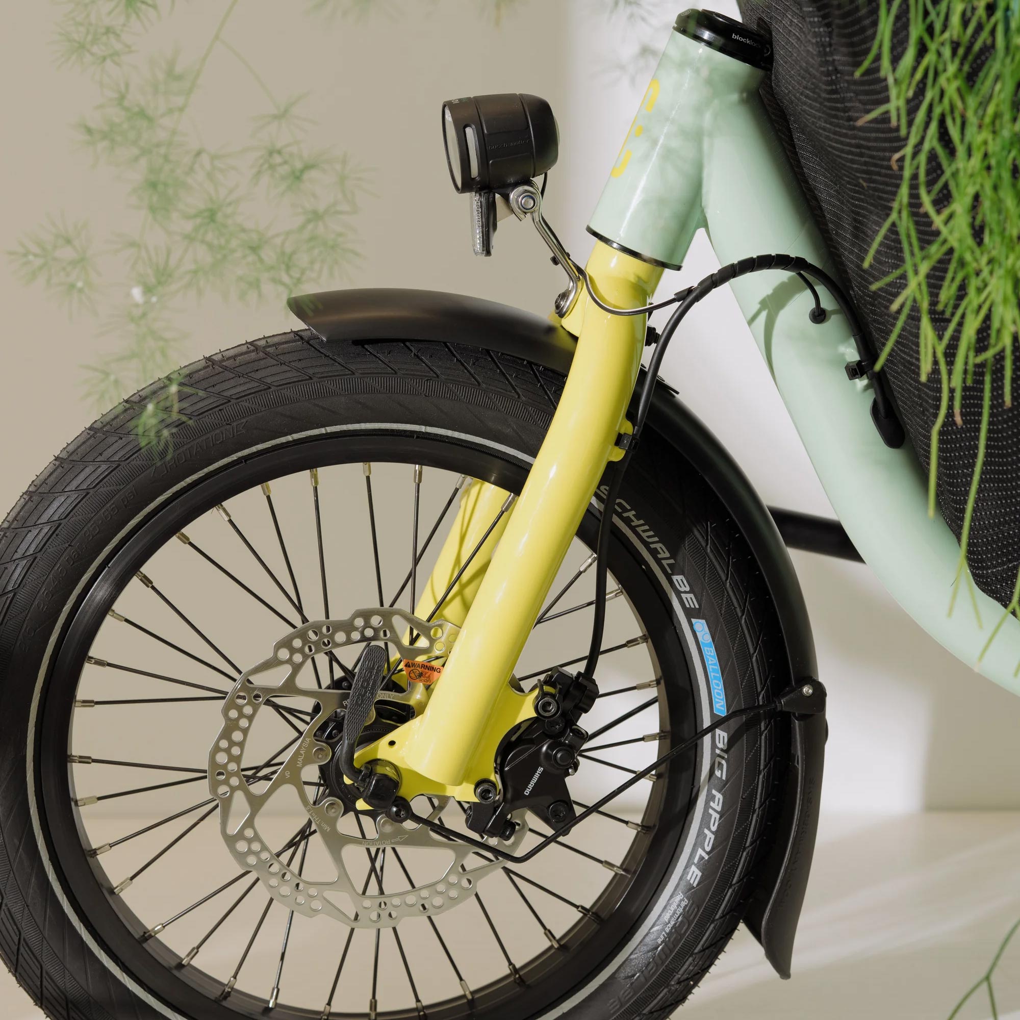 Limitiertes Sondermodell: das kompakte Lastenrad von muli cycles als Special Edition #1 5 Muli Cycles Cargo Bike Special Edition 1 Besau Marguerre Mint Yellow Detail 2