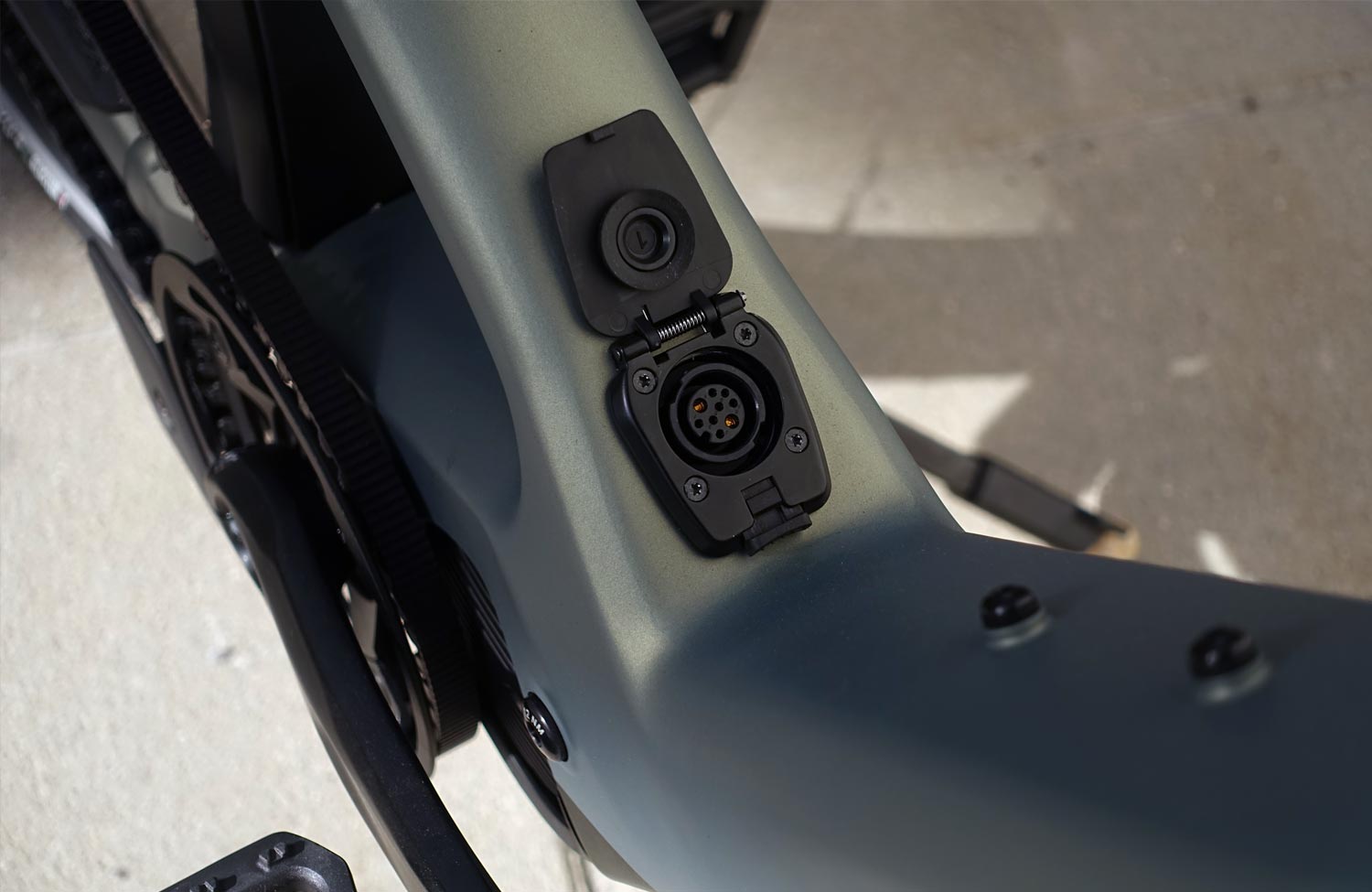 Mut zu Neuem: das Orbea Diem mit innovativem Rahmen und eigenständigem Design im Test 9 Orbea Diem Test Review Battery