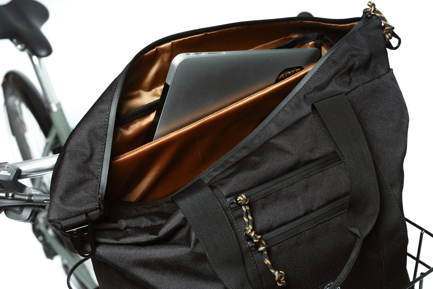 Gemacht für den Frontgepäckträger: die neuen Fahrradtaschen von Pelago 4 pelago bags totepack black l bikerasket laptop2