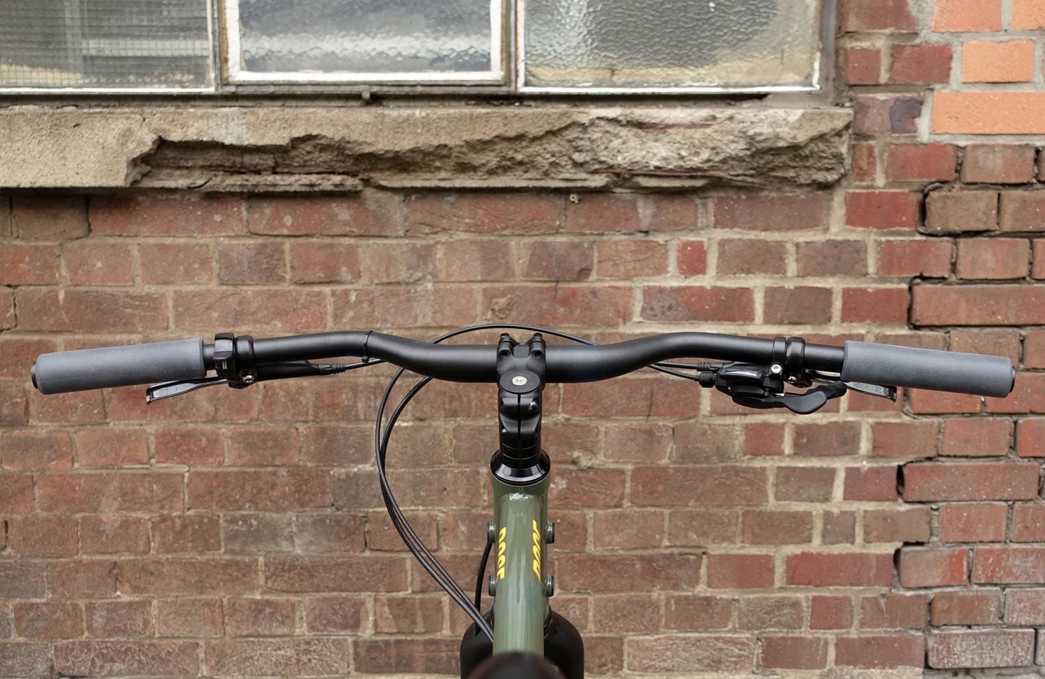 Kurz im Test: Rose HOBO – ein sportliches Urban Bike, das auch vor Schotterpisten keinen Halt macht! 5 Rose HOBO Test Review Cockpit Lenker
