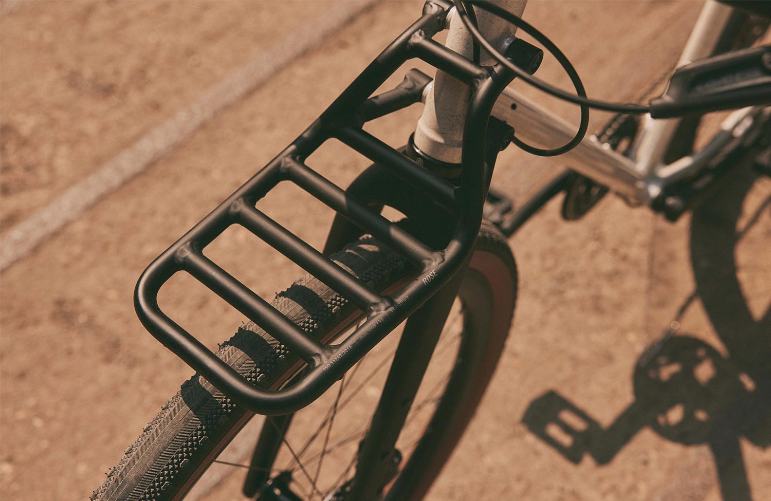 Urban-Gravel-Bike mit Stahlrahmen: das neue Rose HOBO verspricht ein echtes Spaßgerät zu sein! 4 Rose HOBO Urban Gravel Bike Steelframe HOBO frontrack serious black