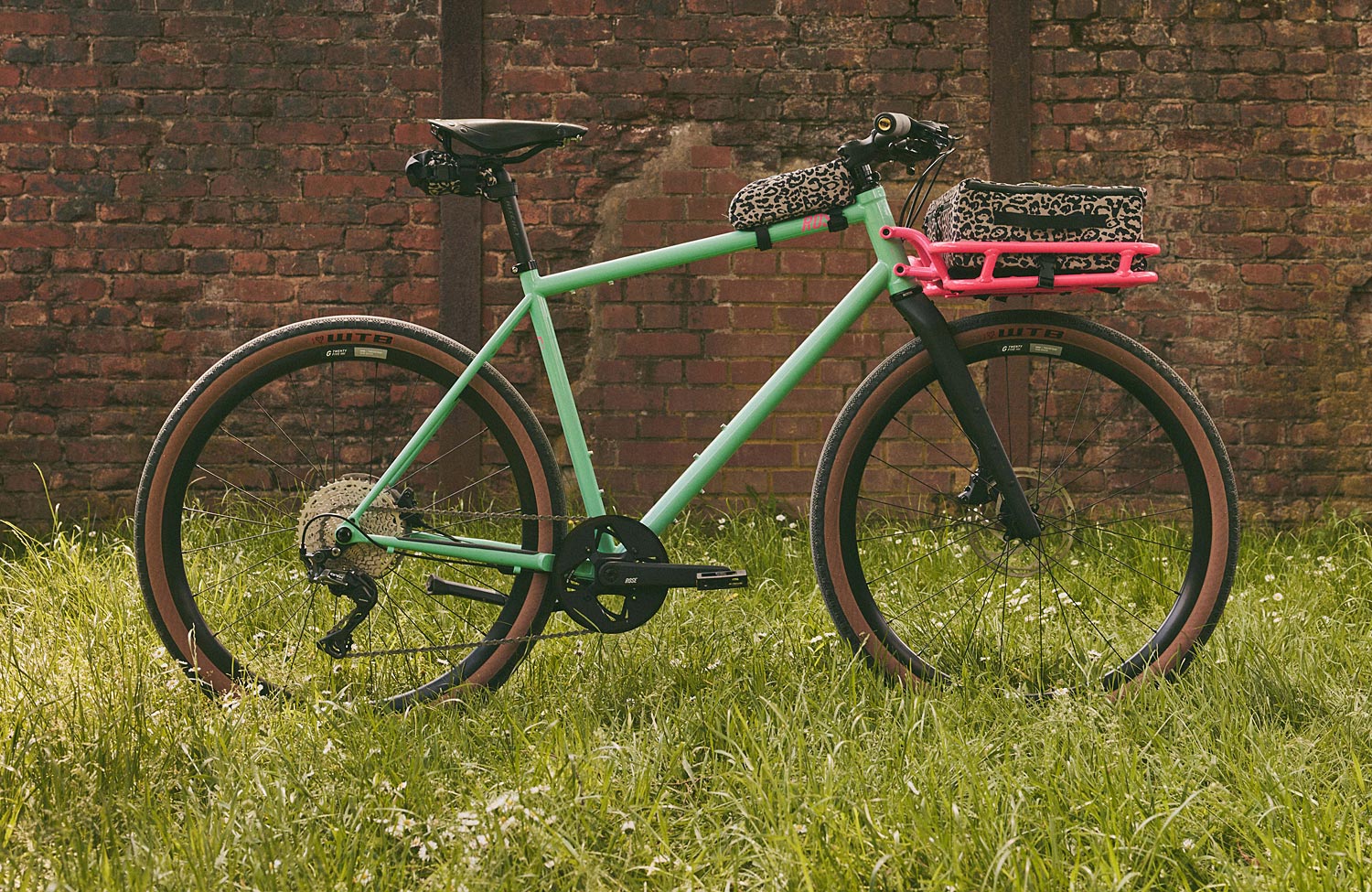 Urban-Gravel-Bike mit Stahlrahmen: das neue Rose HOBO verspricht ein echtes Spaßgerät zu sein! 5 Rose HOBO Urban Gravel Bike Steelframe HOBO GRX810 maliblue rack bubblegum