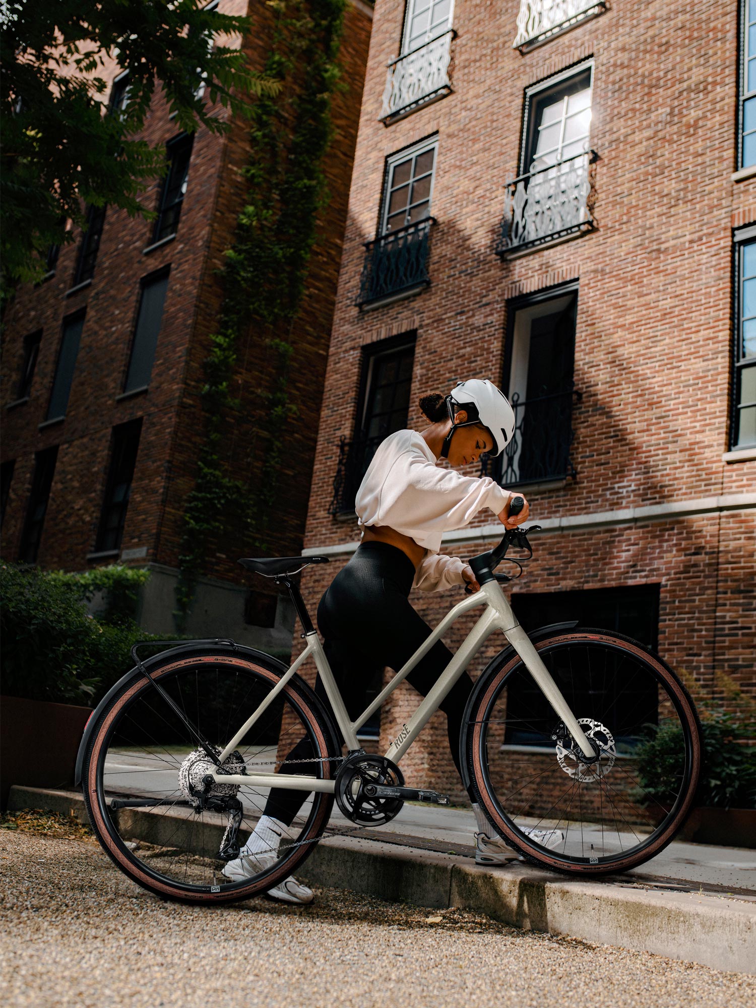 Sportliche Bikes mit Alltagsausstattung: das Rose Sneak ist jetzt auch als EQ-Variante erhältlich 1 Rose Sneak EQ Sportliches Commuter Bikes 2024 leichtes Gewicht