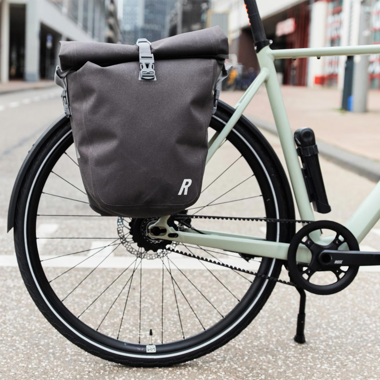 Neue Farben und praktische Ausstattung: So startet das leichte Sneak Plus EQ von Rose in die neue Saison! 5 Rose Sneak Plus EQ Mid 2025 Kickstand Pannier Holder