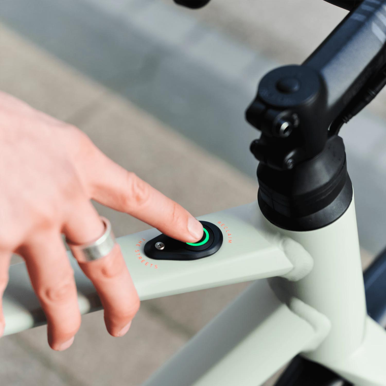 Neue Farben und praktische Ausstattung: So startet das leichte Sneak Plus EQ von Rose in die neue Saison! 4 Rose Sneak Plus EQ Mid 2025 Mahle iWoc One Controller
