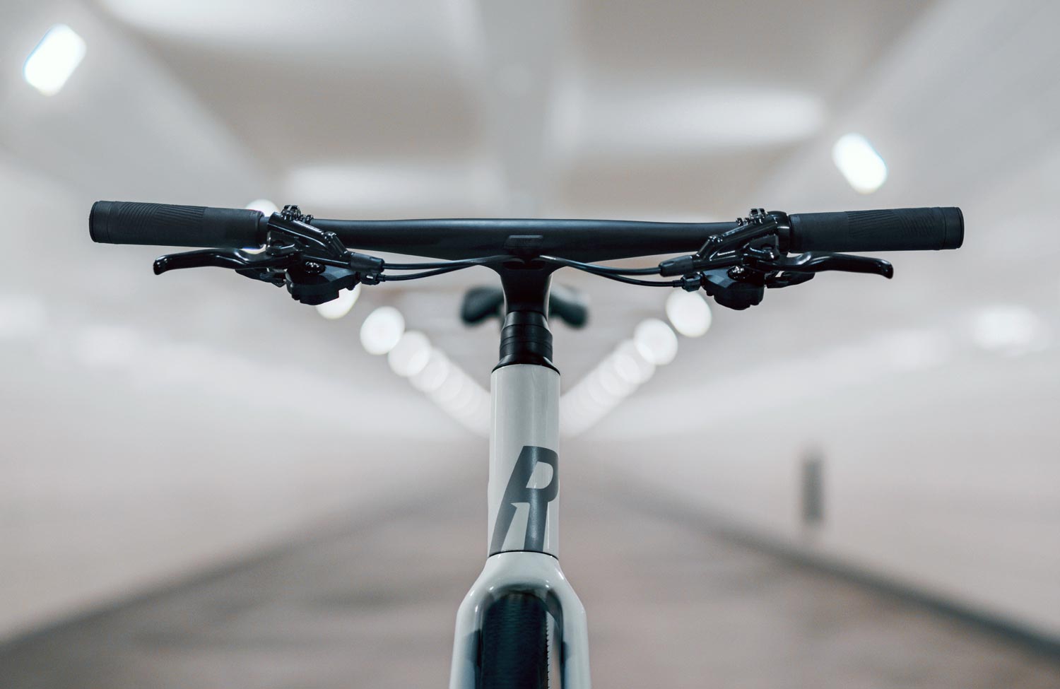 Mit oder ohne Motor? Deine Wahl! Rose bringt das sportlich-urbane Sneak nun auch als analoges Bike 4 Rose Sneak Urban Fitness Bike Cockpit