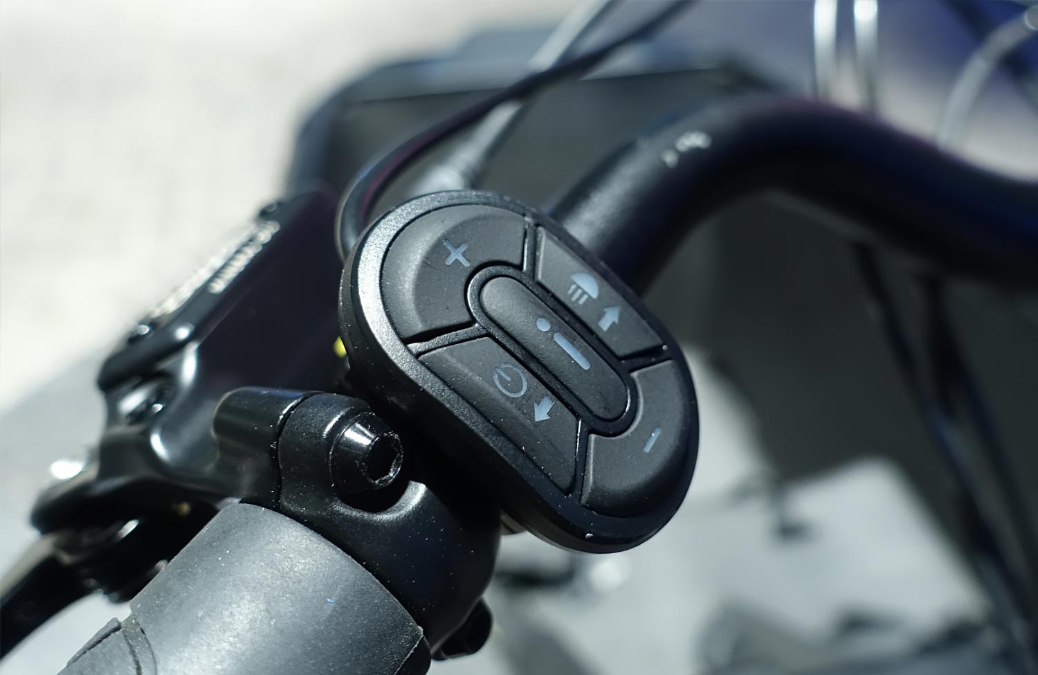 Familien-Lastenrad mit Top-Ausstattung zum fairen Preis: Das Tenways Cargo One im ersten Test 5 Tenways Cargo One Test Review Long John Lastenrad Controller