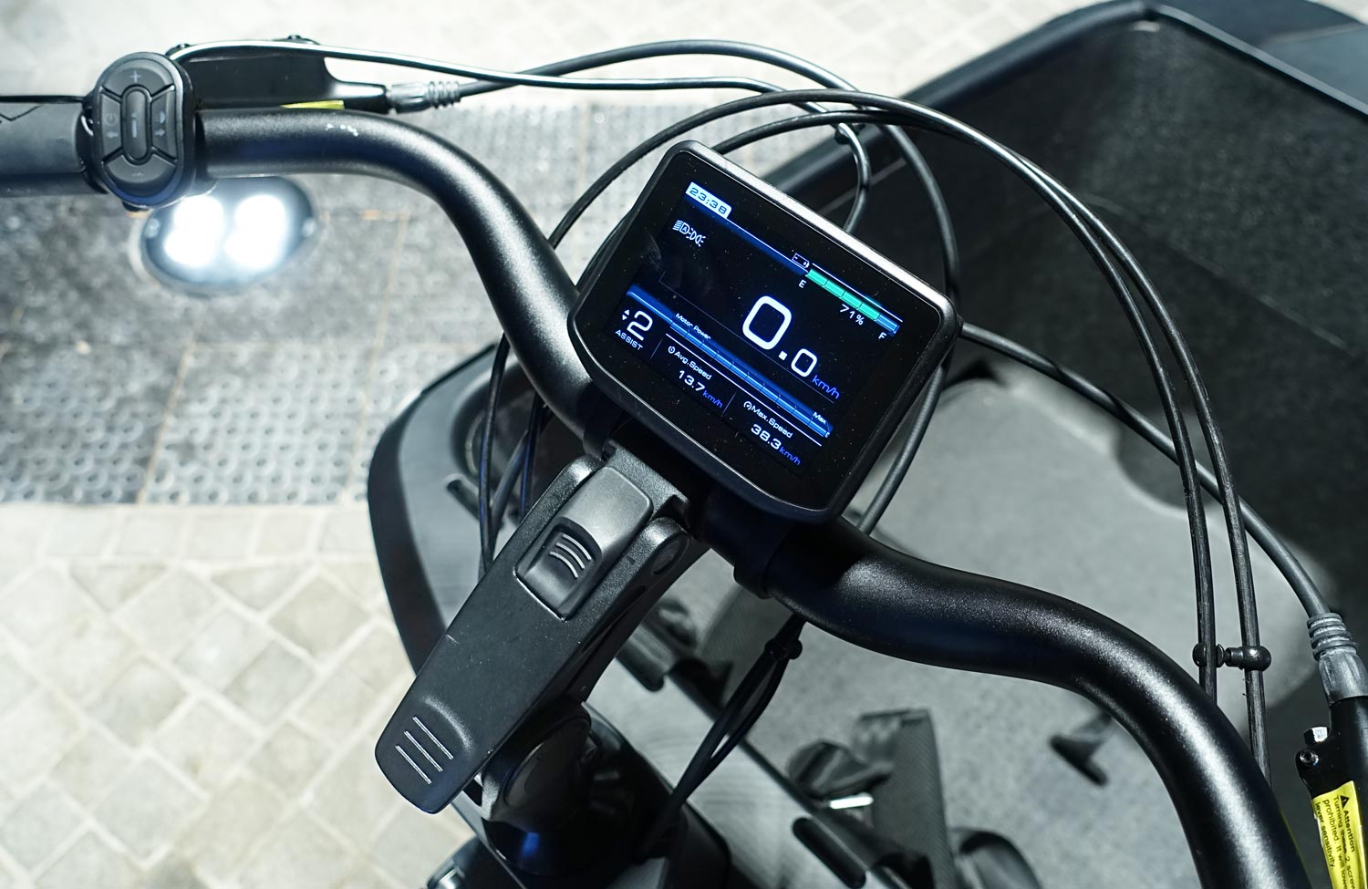 Familien-Lastenrad mit Top-Ausstattung zum fairen Preis: Das Tenways Cargo One im ersten Test 7 Tenways Cargo One Test Review Long John Lastenrad Display