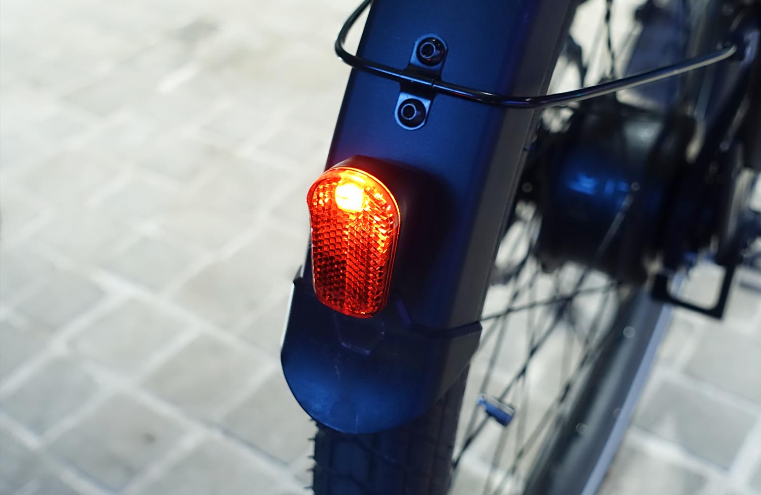 Familien-Lastenrad mit Top-Ausstattung zum fairen Preis: Das Tenways Cargo One im ersten Test 2 Tenways Cargo One Test Review Long John Lastenrad Ruecklicht