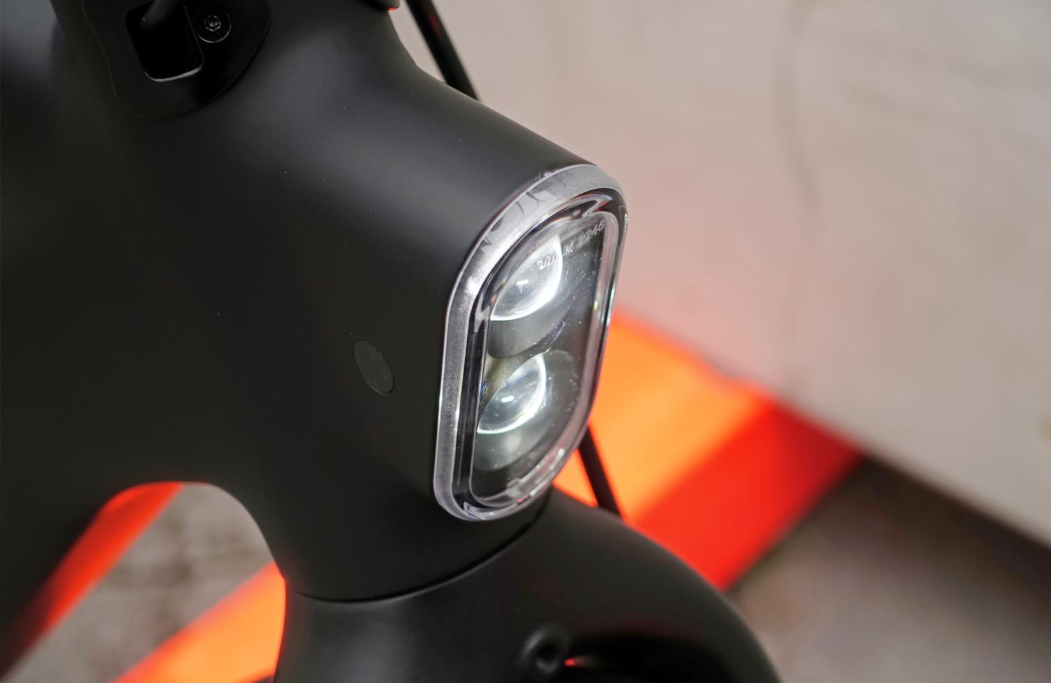 Tenways CGO 009 in the test: the new smart bike with GPS tracking, boost button and a new motor 1 Tenways CGO 009 Test Review Urban Smart Bike Headlight