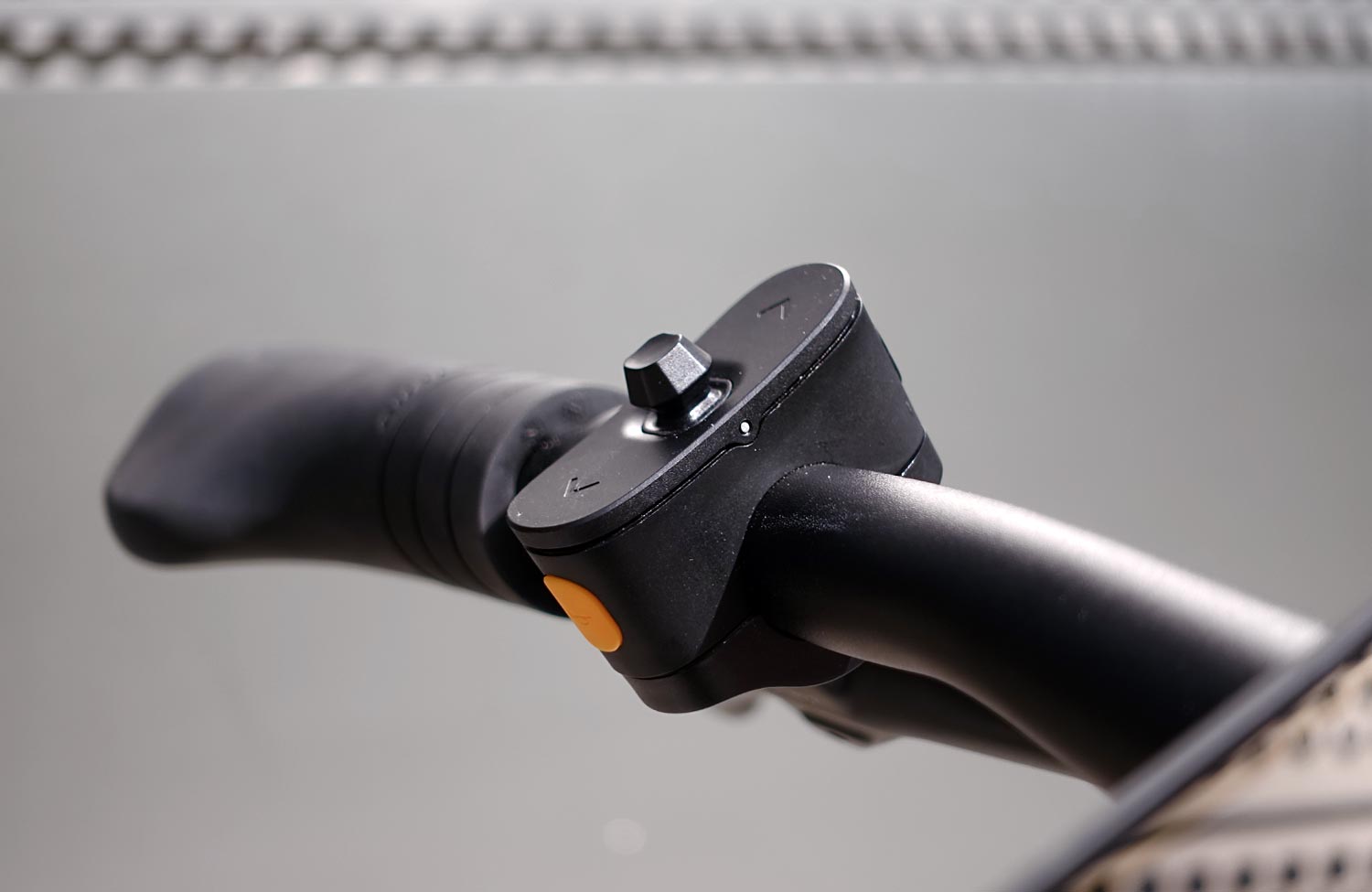 Kurz im Test: Decathlon BTWIN LD 920E – günstiges E-Bike mit Automatikschaltung 2 Test Decathlon BTWIN LD 920E Controller