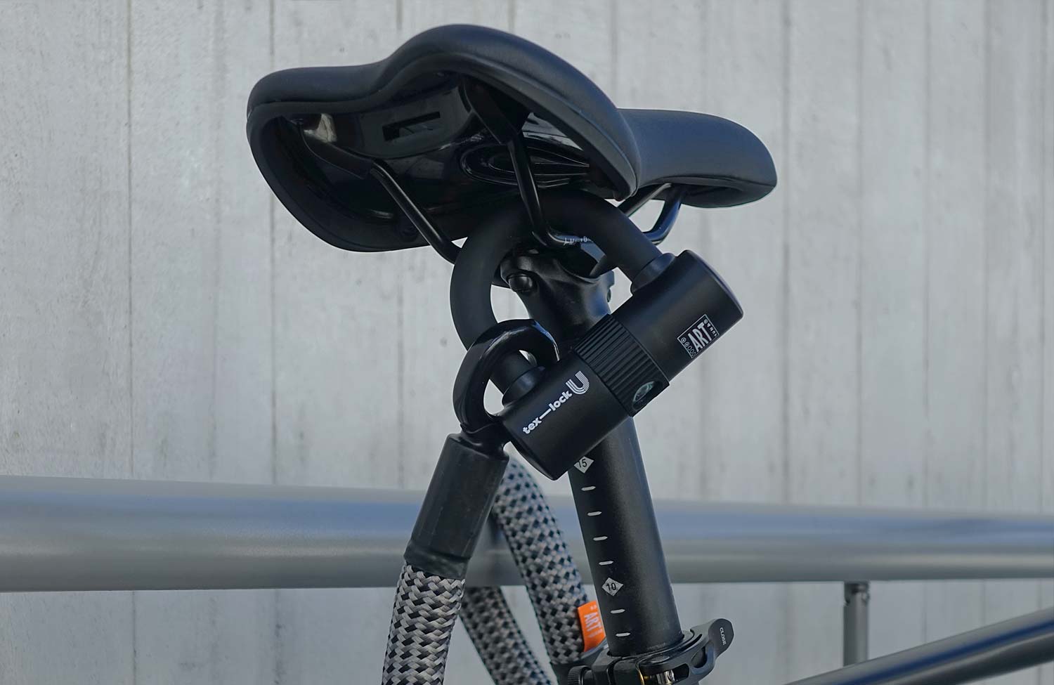 Textiles und flexibles Fahrradschloss im Test: das tex–lock eyelet (2023) 9 texlock test review bike eyelet u lock electric grey 4