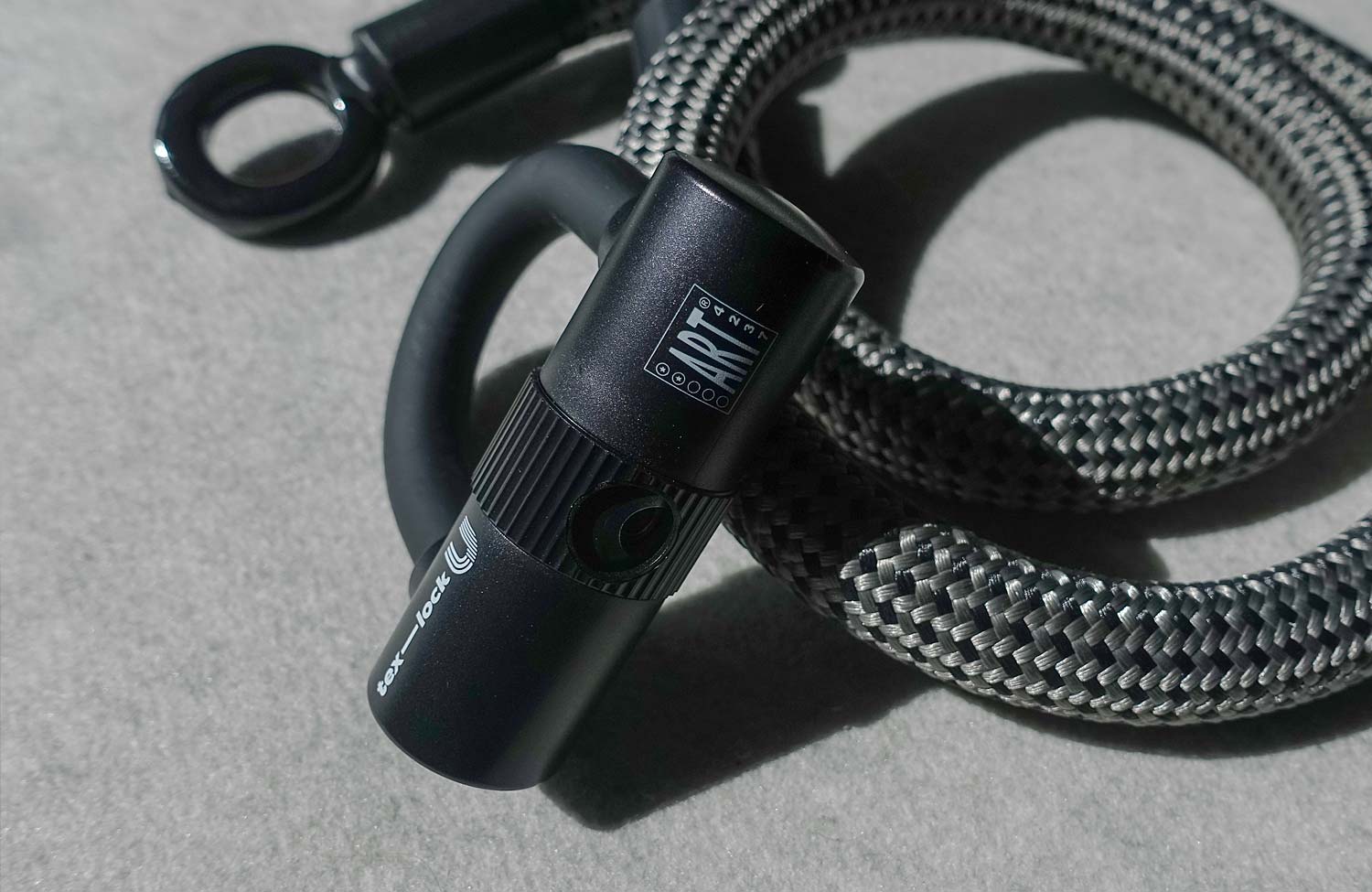 Textiles und flexibles Fahrradschloss im Test: das tex–lock eyelet (2023) 2 texlock test review bike eyelet u lock electric grey art 1