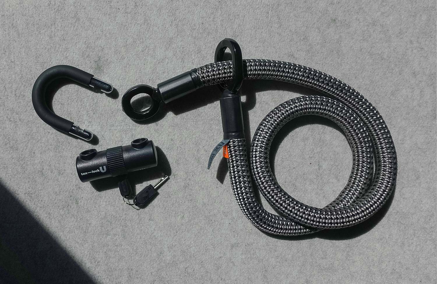 Textiles und flexibles Fahrradschloss im Test: das tex–lock eyelet (2023) 3 texlock test review bike eyelet u lock electric grey parts 1