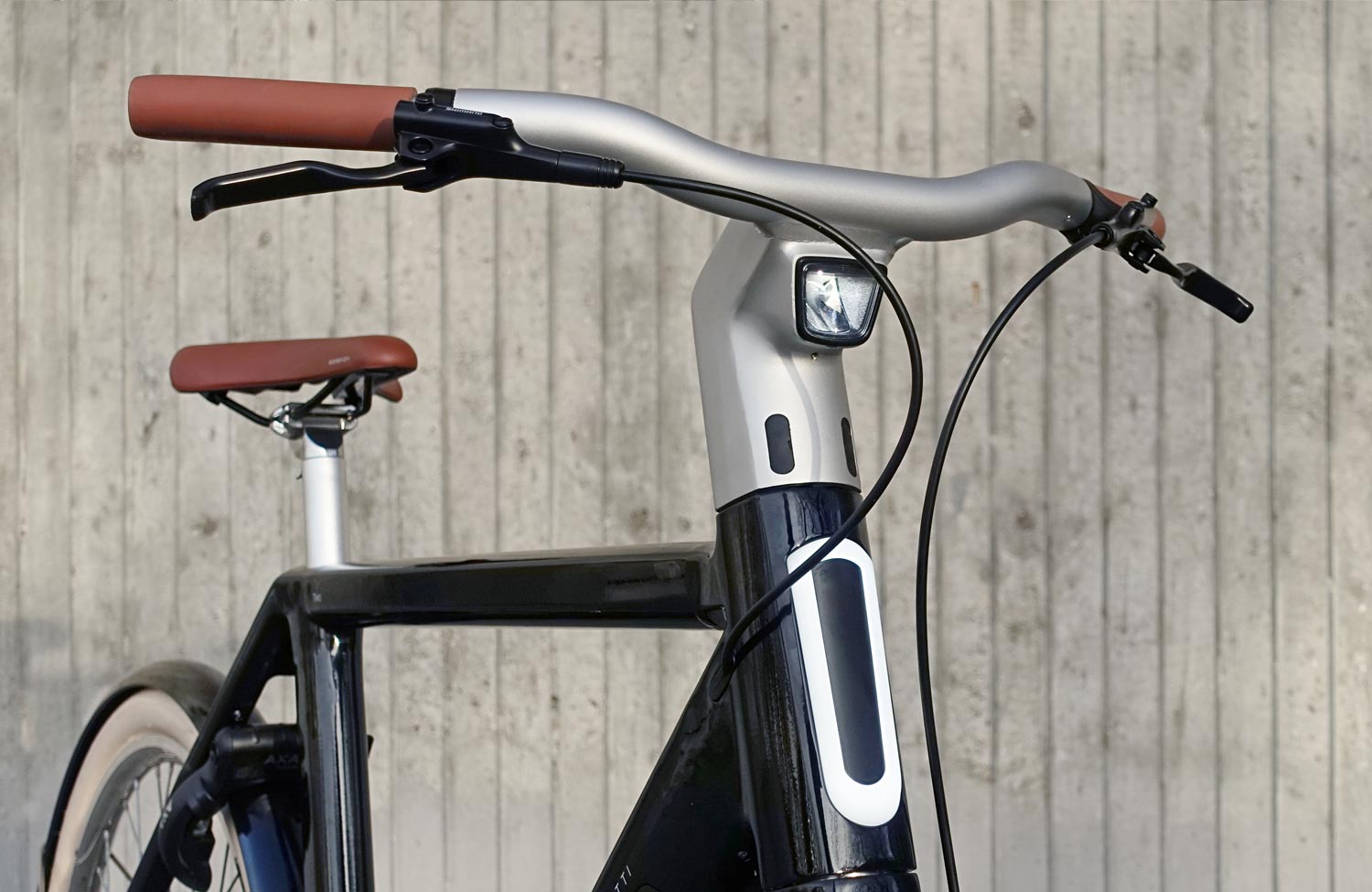 Rückschau und Ausblick: Welche Urban Bike-Neuheiten erwarten uns 2025? 14 Veloretti Electric Ace Two Test Review Scheinwerfer